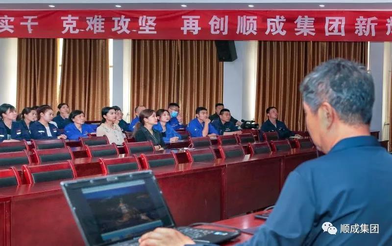 河南云顶集团集团举行通讯员摄影手艺培训班