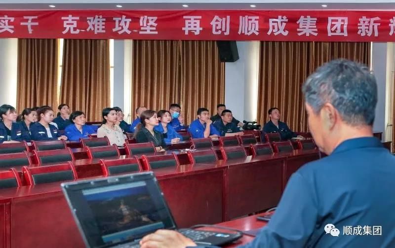 河南云顶集团集团举行通讯员摄影手艺培训班