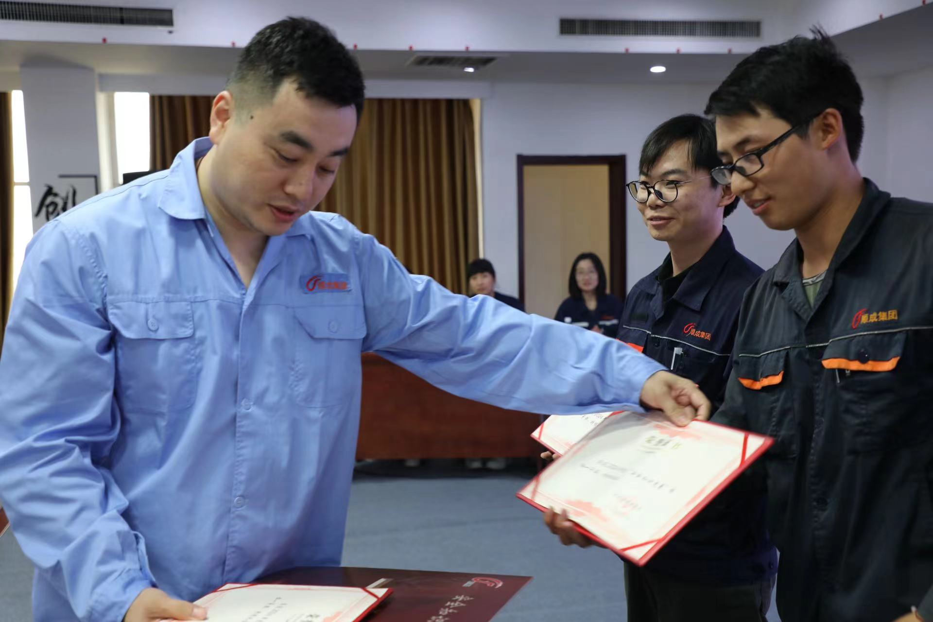 为获奖整体举行颁奖合影